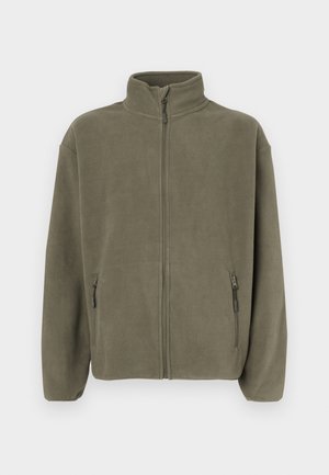 Kurtka polarowa w oliwkowo-zielonym kolorze, z pełnym zamkiem z przodu, wysokim kołnierzem, długimi rękawami oraz dwiema bocznymi kieszeniami na zamek.