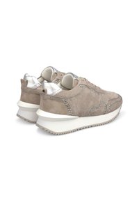 Beżowe zamszowe sneakersy z srebrnymi akcentami i ozdobami z cyrkonii, z grubą białą podeszwą i wzorzystym bieżnikiem.