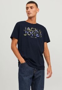 Jack & Jones JAMES CREW NECK - Print T-shirt - navy blazer