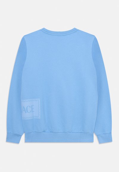 Ljust blå sweatshirt med långa ärmar, rund hals, ribbade manschetter och nederkant. Har en subtil logotypdetalj på vänster sida. Mjuk textur.