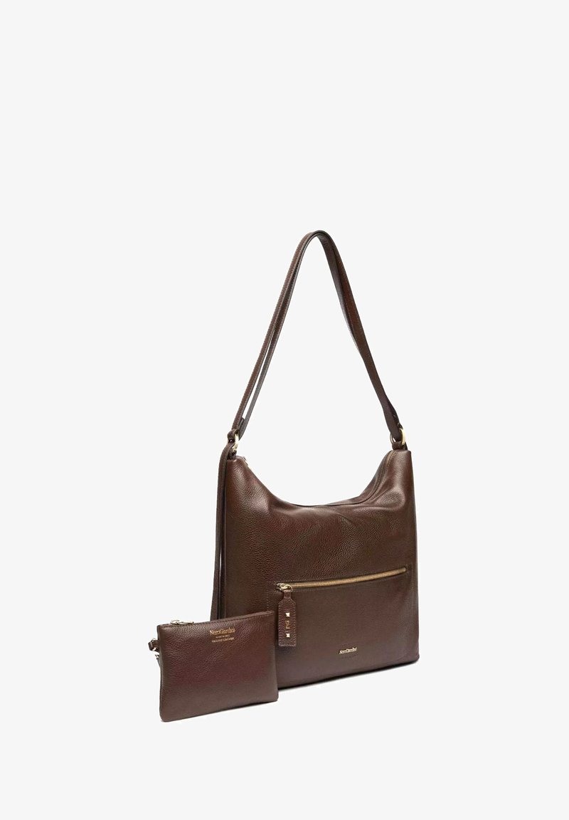 Borsa a mano in pelle marrone con finitura strutturata, dotata di una tasca frontale con zip e una piccola pochette removibile, entrambe con dettagli in metallo dorato.