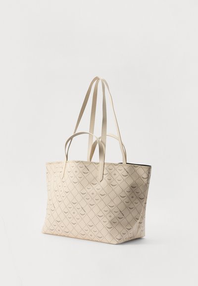 Sac fourre-tout structuré beige avec deux poignées allongées, arborant un subtil motif de diamant embossé. Fabriqué en matériau synthétique texturé.