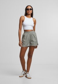 Urban Classics STRIPED  - Šortky - olive white