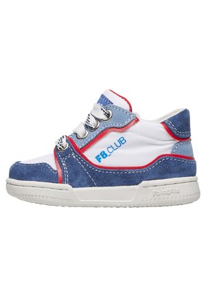 Sneaker blu e bianco realizzato con materiali in suede e mesh, caratterizzato da accenti rossi, occhielli in argento, lacci tonali e una suola in gomma testurizzata.