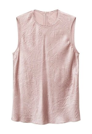 Bezrękawowa bluzka z jasnoróżowego satyny z okrągłym dekoltem i subtelną pomarszczoną fakturą.