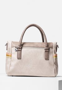 Beżowa torebka z syntetycznej skóry o gładkiej fakturze, z krótkimi brązowymi uchwytami, zamkiem błyskawicznym oraz kolorowymi, plecionymi akcentami po bokach.