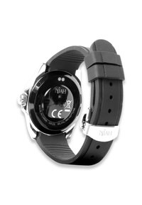 Achteraanzicht van een horloge met een zwarte rubberen band, zilveren gesp en markeringen, waaronder CE en "Made in China" op de achterzijde van de behuizing.