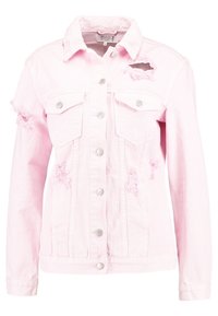Chaqueta de mezclilla rosa con cuello, botones plateados, bolsillos en el pecho y detalles desgastados en las mangas y el frente.