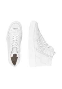 Baskets montantes blanches en cuir avec des détails perforés, semelle en caoutchouc plate, bout rond et fermeture à glissière sur le côté.