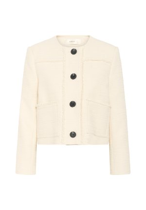 Chaqueta corta color crema, de tela texturizada, con botones negros, dos bolsillos frontales, escote redondeado y detalles de borde deshilachado.