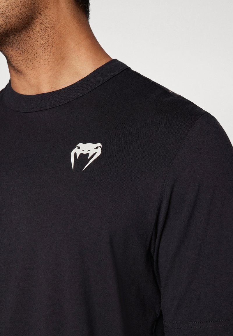 Rashguard Venum Gorilla Jungle Manica Lunga - Top Compressione Per BJJ, Grappling E MMA - Foto 11