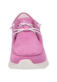 Des baskets en daim rose présentent un bout arrondi, des lacets blancs et une finition texturée. La semelle est épaisse et blanche, offrant une meilleure adhérence et un confort accru.