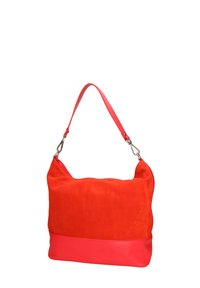 Rode suède schoudertas met een gladde rode leren bodem en een bijpassende riem. Heeft een zachte, afgeronde vorm en zilverkleurige hardware.
