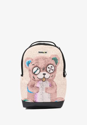 Roze teddybeer rugzak met een harige textuur, grote cartoonachtige ogen en blauwe en groene accenten. Zwarte onderkant en ritssluiting.