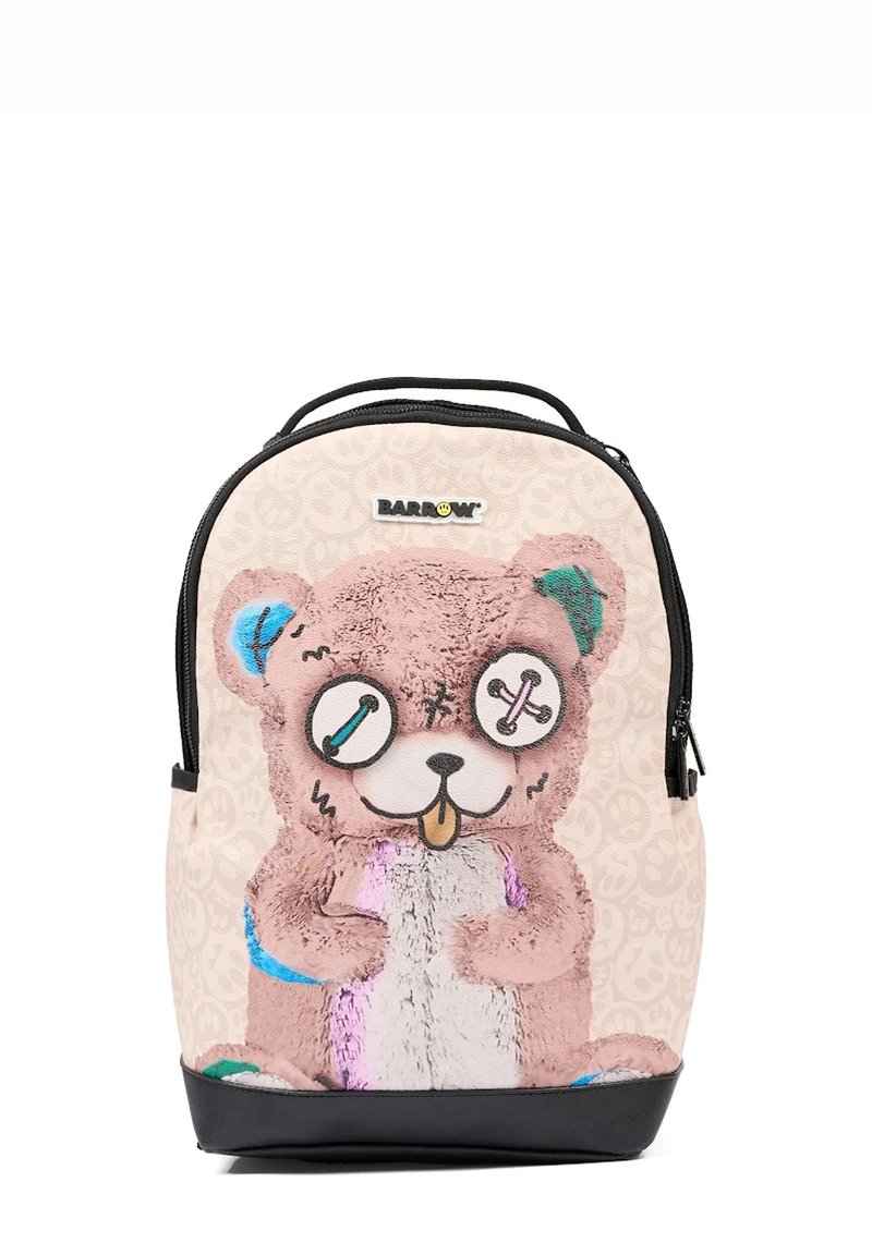 Różowy plecak w kształcie misia z puszystą teksturą, dużymi oczami w stylu kreskówkowym oraz niebieskimi i zielonymi akcentami. Czarna dolna część i zamek błyskawiczny.