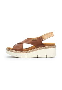 Sandalias de cuña de cuero marrón con un diseño de tira cruzada, media suela blanca gruesa y suela texturizada. Presenta una hebilla en la correa del talón.