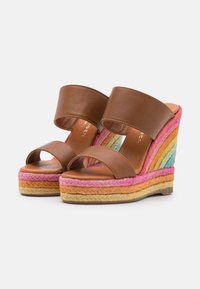 Sandalias de cuña de cuero marrón con tiras anchas, que cuentan con una plataforma de yute trenzado multicolor en tonos rosa, naranja y turquesa.