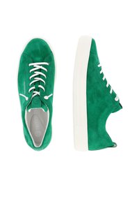 Sneaker in suede verde con lacci bianchi e suole in gomma. Presentano una punta arrotondata, un colletto imbottito e un logo sul lato.