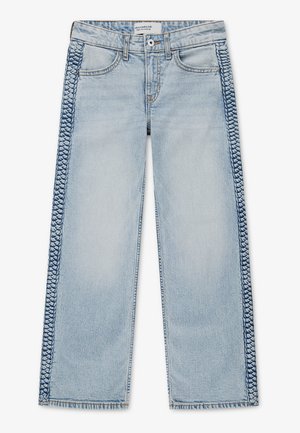 Lyseblå denimjeans til børn med flettede detaljer langs de ydre sidesømme og forlommer med knaplukning.