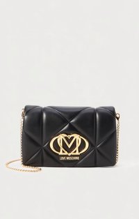 Černá prošívaná kabelka z umělé kůže se zlatými kovovými doplňky, s vyraženým logem a řetízkovým popruhem. Rozměry nejsou uvedeny.