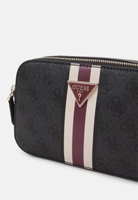 Guess NOELLE CROSSBODY CAMERA - Skuldertasker - dark grey