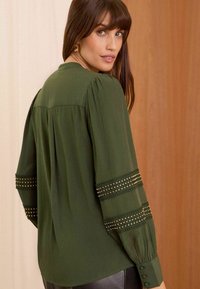 Love & Roses V NECK HARDWARE DETAIL . PETITE  - Blůza - khaki green