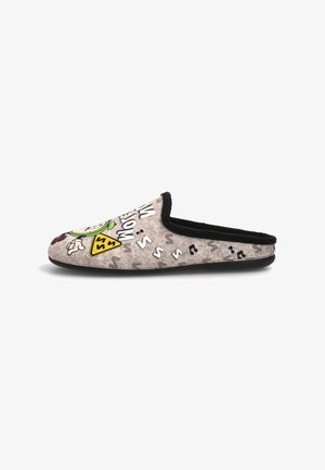 Zapatillas de casa grises con ribete negro, que presentan un diseño gráfico humorístico y patrones, estilo de apertura en la parte trasera, y una suela de goma lisa.
