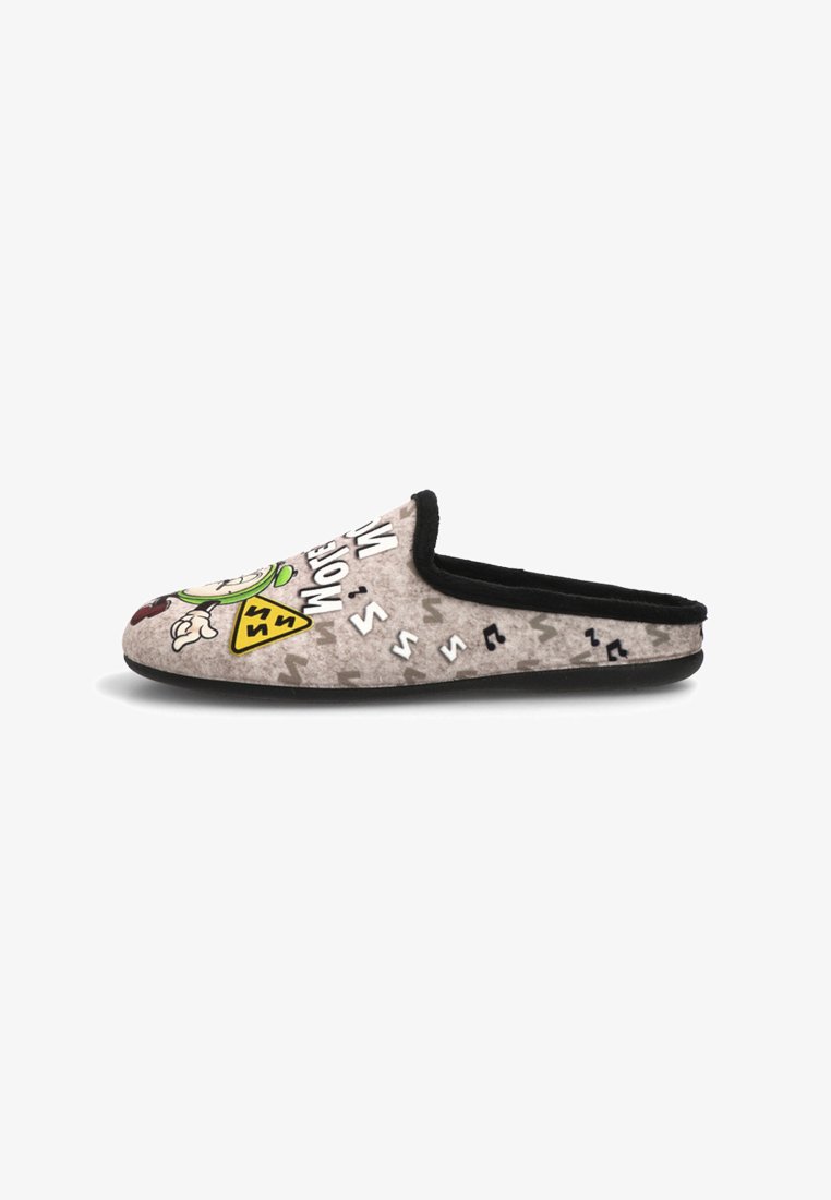 Zapatillas de casa grises con ribete negro, que presentan un diseño gráfico humorístico y patrones, estilo de apertura en la parte trasera, y una suela de goma lisa.