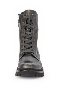 Botte de combat en cuir métallisé gris avec lacets plats, fermeture éclair sur le côté, semelle noire robuste et surface texturée pour une meilleure adhérence et durabilité.