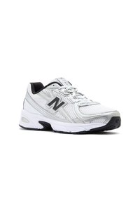 Weißer Sportschuh mit Mesh-Gewebe, schwarzen Akzenten und reflektierenden Details. Verfügt über einen gepolsterten Kragen und eine strukturierte Gummilaufsohle.