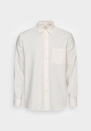 Hvid langærmet skjorte med knapper, spids krave og brystlomme på venstre side, vist på en ensfarvet baggrund.