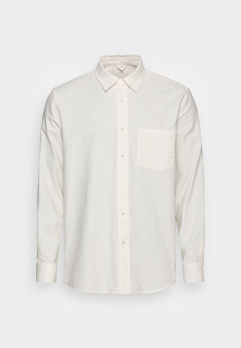 Chemise blanche à manches longues avec boutons, col pointu et poche poitrine à gauche, présentée sur un fond uni.