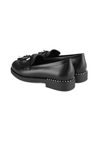 Zwarte leren schoenen met een ronde neus, strikdetail aan de voorkant en studded accenten langs de zool. Gladde textuur en platte hak.