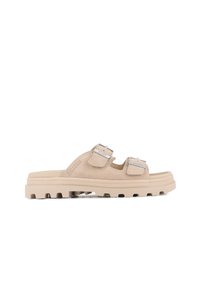 Sandalo a scivolo beige in suede con doppi cinturini regolabili e hardware in argento, caratterizzato da una suola spessa e texturizzata con un motivo a trama.