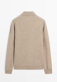 Beżowy, długi sweter dzianinowy z długim rękawem i kołnierzem, widziany od tyłu, z prążkowanym dołem i mankietami.