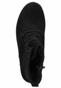 Stivaletto in suede nero con punta tonda, lacci frontali e zip laterale. Superficie testurizzata con dettagli di cuciture rinforzate.