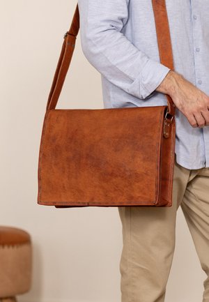 Borsa a messaggero in pelle marrone con finitura liscia, forma rettangolare, tracolla regolabile e dettagli di cucitura a contrasto.