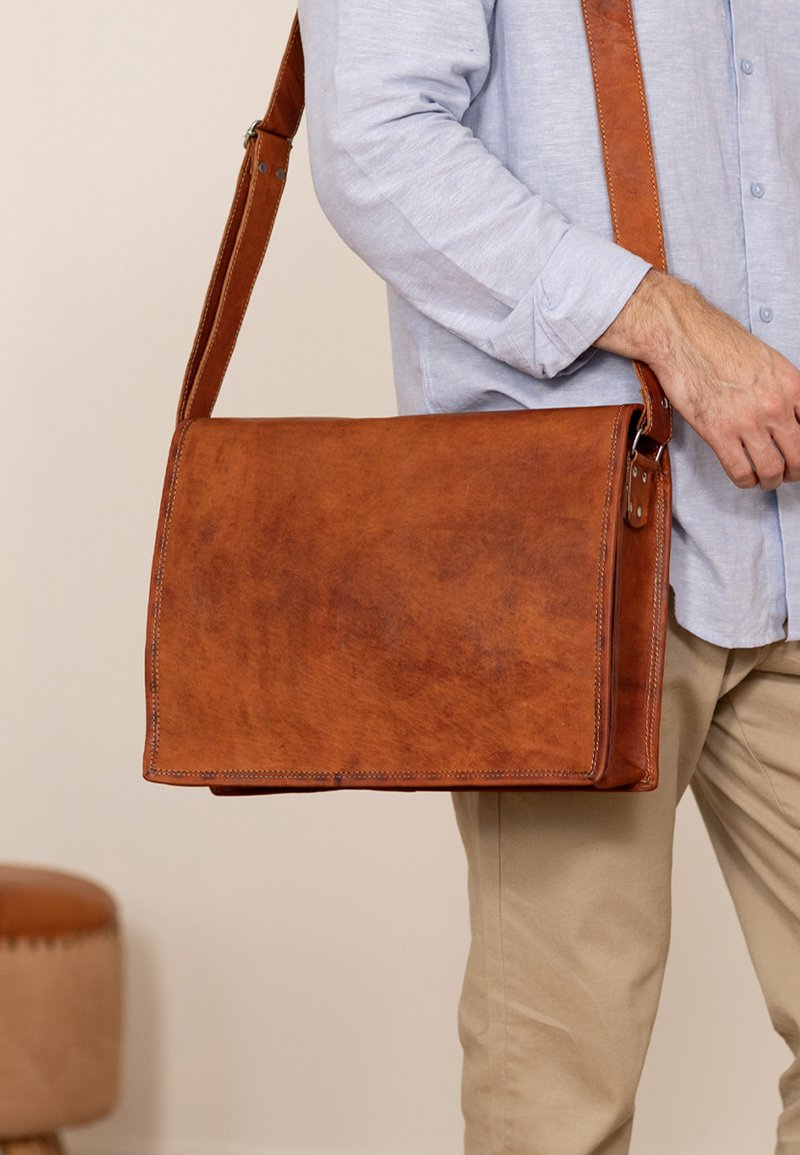 Borsa a messaggero in pelle marrone con finitura liscia, forma rettangolare, tracolla regolabile e dettagli di cucitura a contrasto.