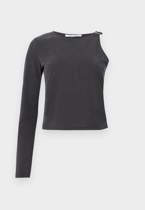 Zwart asymmetrisch top met lange mouwen, één mouw volledig en de andere zijde mouwloos, voorzien van een ritsdetail bij de schouder.