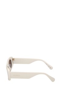 Bílé obdélníkové sluneční brýle s širokými raménky, vybavené tmavými čočkami a zlatým logem MAX&Co. na boku.