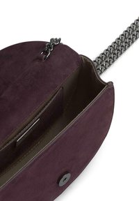 Borsa a tracolla in suede viola con tracolla in catena argentata, dotata di una patta aperta e di una tasca interna per l'organizzazione.