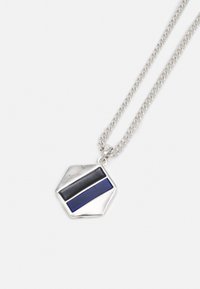 Colar de corrente de prata com um pendente hexagonal com riscas de incrustação preta e azul, textura suave e acabamento polido.