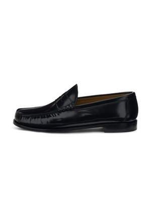 Mocassin pour homme en cuir noir avec couture moc toe et petit talon empilé, présenté en profil droit sur fond blanc.