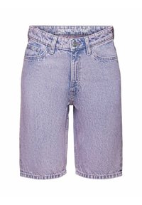 Pantalones cortos de mezclilla de color púrpura claro con un diseño clásico de cinco bolsillos, que cuentan con un cierre frontal de botón y una textura ligeramente descolorida.