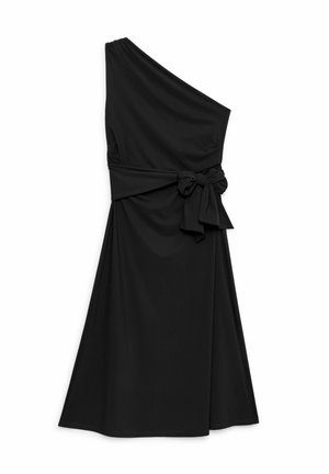 Robe noire à une épaule avec une large ceinture nouée en un nœud, longueur genou, et une jupe légèrement évasée sur fond blanc.