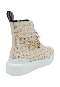 Beige hoge sneakers met gouden kettingaccenten, logoprint, textuur oppervlak en witte rubberen zool. Inclusief decoratieve bedels aan de zijkant.