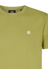 Groene katoenen t-shirt met een ronde halslijn, korte mouwen, een gestructureerd oppervlak en een klein wit logo op de linkerkant van de borst.