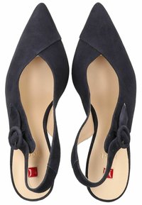 Navy modré semišové slingback boty s špičatou špičkou, výřezovými stranami a květinovým akcentem na podpatku. Hladká vnitřní podšívka.