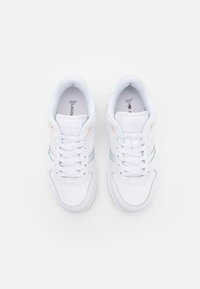 Baskets blanches à lacets avec une tige synthétique lisse, caractéristiques d'accentuations bleu clair et pêche, boîte à orteils perforée et col rembourré.