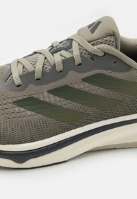 adidas Performance SUPERNOVA RISE - Chaussures de running sur route - silver pebble/legend ivy/olive strata